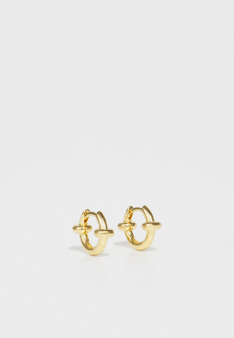Kuldne rõngas kõrvarõngad, millel on sile ja läikiv pind ning eristuv horisontaalne riba aksent keskel. Kompaktne ja ümmargune disain.