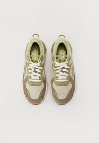 Idrottsskor med en blandning av ljusgrön, beige och vita material; övre del i mjukt mocka och mesh med vita snören och logotags.