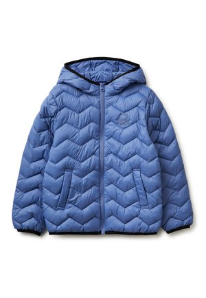 Veste matelassée bleue à capuche avec fermeture éclair frontale, deux poches latérales, poignets élastiques et logo discret sur la poitrine gauche.