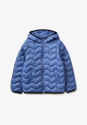 Chaqueta acolchada azul con capucha, cremallera frontal, dos bolsillos laterales, puños elásticos y un logo sutil en el pecho izquierdo.