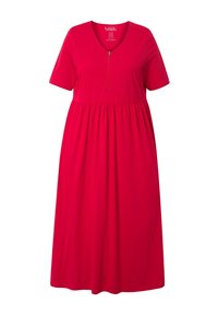 Robe rouge à manches courtes en tissu doux avec un décolleté en V profond et une fermeture éclair à l'avant, dotée d'une jupe froncée et fluide.