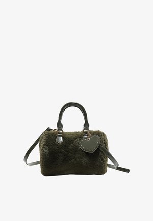 Sac à main en fausse fourrure verte, de forme arrondie, avec des poignées courtes et une bandoulière amovible. Présente un charme en forme de cœur clouté.