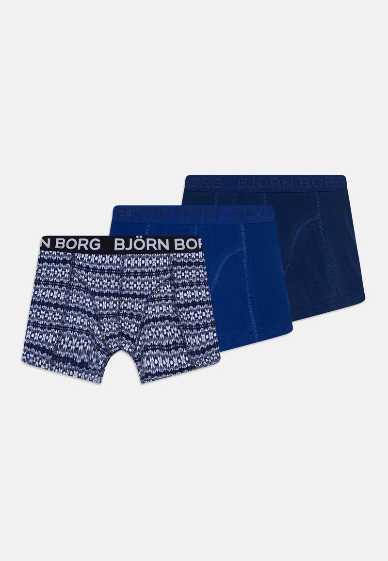 Tre par med boxer shorts: ett har et mønster i blått, mens de andre er ensfargede mørkeblå, alle med en svart logo-gummibånd.