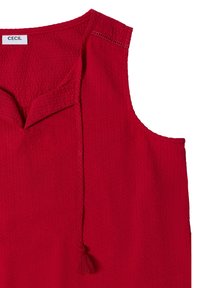 Blouse rouge sans manches en tissu texturé, encolure goutte d'eau, pompon décoratif et petite insertion en dentelle à l'épaule, étiquetée "CECIL."