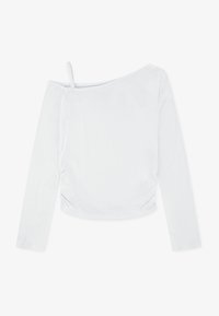 Bela dolga majica z rebrasto teksturo, z off-shoulder dizajnom in zategnjenim detajlom na pasu. Mehka bombažna tkanina.