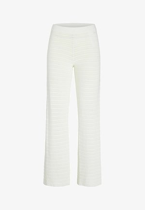 Witte, geribbelde gebreide broek met een wijduitlopende pasvorm en een elastische tailleband, voorzien van horizontale strepen voor textuur en detail.