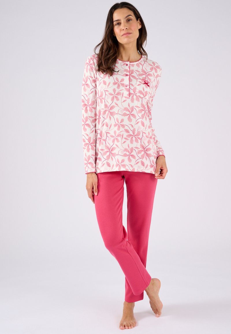 Langärmliges Schlafanzug-Oberteil mit pinkem Blattmuster, Rundhalsausschnitt und Knopfleiste, kombiniert mit pinken, gerippten Schlafanzughosen.