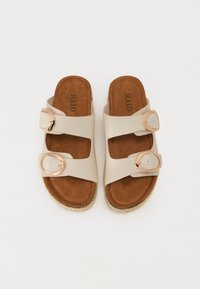 Beige sandály se dvěma širokými pásky a akcenty z růžového zlata na přezkách. Měkká hnědá umělá sukně na stélce a pletená espadrilová podrážka.