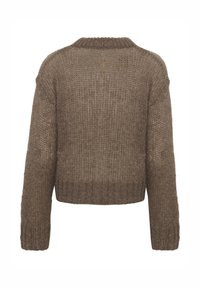 Pull marron en maille avec un tissage texturé, col rond et manches longues avec poignets côtelés, s'arrêtant à la taille.