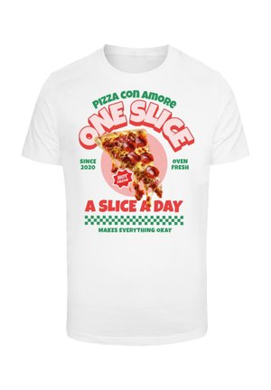 Witte t-shirt met een grafische print van een pizzapunt met pepperoni, vergezeld van kleurrijke tekst en een geruit patroon aan de onderkant.