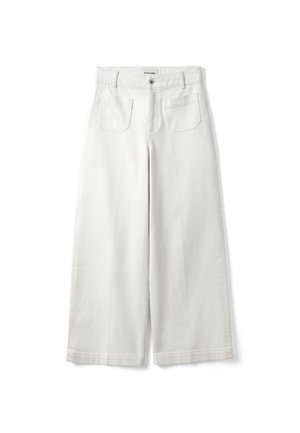 Pantalones blancos de pierna ancha con bolsillos delanteros, trabillas para cinturón, cierre con botón y una etiqueta en la pretina interior.