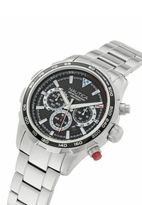 Montre chronographe en acier inoxydable argenté avec un cadran noir texturé, des accents rouges et blancs, trois sous-cadrans et une échelle tachymétrique.