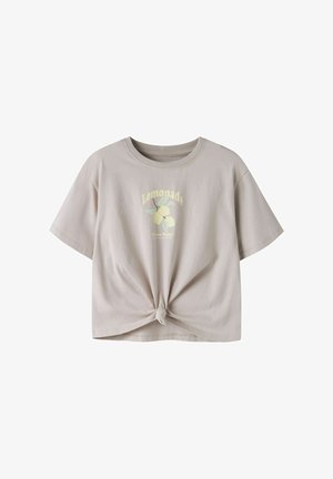 Světlá béžová krátký rukáv tričko se sukem vpředu, grafickým motivem citronu a nápisem "Lemonade Vibes Only" na hrudi.