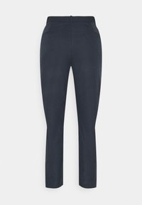 Pantalon bleu marine ajusté avec poches passepoilées arrière, coupe droite, et taille cintrée sur un fond blanc uni.