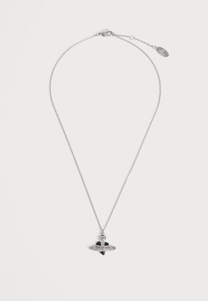 Collana a catena in argento con un piccolo pendente a forma di pianeta con cristalli neri e trasparenti e chiusura a moschettone.