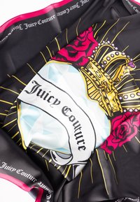 Silk tørklæde med sort baggrund, livlige røde roser, en guldkroner og et diamantgrafik. Teksten siger "Juicy Couture" i fed skrift.