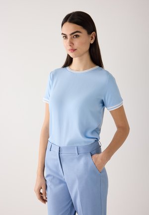 MIT KONTRASTABSCHLÜSSEN - T-shirt basique - skyblue