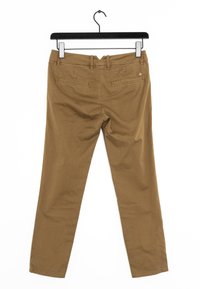 Chinos en coton marron avec une coupe droite, dotés de poches arrière et d'une texture lisse. Suspendus à un porte-vêtement noir sur un fond blanc.