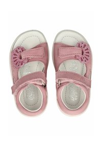 Růžové sandály s měkkým semišovým povrchem, zdobené texturovanou květinovou aplikací, nastavitelným páskem a bílou gumovou podrážkou.