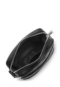 Borsa nera in pelle con superficie tessurizzata, dotata di doppie cerniere argento e fodera interna liscia. Forma rettangolare compatta.