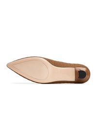 Sole di una scarpa marrone a punta con un design testurizzato. La parte inferiore liscia presenta una superficie in gomma leggera e una sezione del tallone rinforzata.