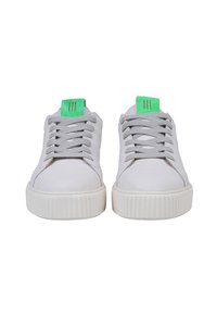 Sneaker in pelle grigia con punta rotonda, suola in gomma bianca e etichetta verde. Presenta lacci grigi e dettagli testurizzati sulla tomaia.