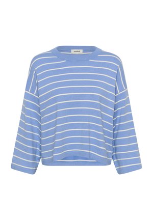 Pull cropped bleu avec des rayures horizontales blanches, col rond et épaules tombantes. Texture douce, tissu léger.