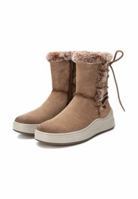 Botas de tobillo de ante marrón con forro de pelo sintético, cordones laterales y suela de goma blanca. Presentan punta redonda y detalles texturizados.