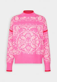 Pull en maille rose avec motif cachemire blanc, accents rouges aux poignets et au col, col rond et manches longues.