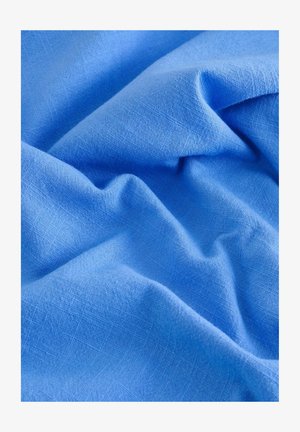 Teksturowana niebieska tkanina lniana, charakteryzująca się miękkimi fałdami i subtelnym połyskiem, co sugeruje lekki materiał i gładką powierzchnię.