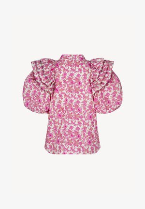 Roze gebloemde blouse met grote geplooide mouwen en ruches langs de schoudernaden op een witte achtergrond.