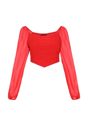 Top roșu cropped cu umerii goi, mâneci lungi voalate bufante și corset structurat.