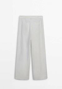 Pantalon gris clair à jambes larges avec deux poches plaquées à l'arrière, une taille haute et une couture centrale au dos courant le long de chaque jambe.