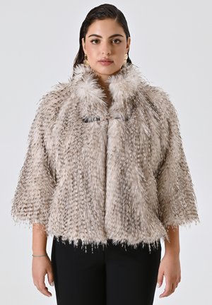 Faux-Fur-Wickeljacke in hellem Beige mit einer flauschigen Textur, ausgestattet mit einem breiten Kragen und kurzen Ärmeln, die mit einem metallischen Verschluss gesichert ist.