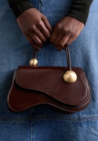 KAZIA CROSSBODY - Olkalaukku - espresso