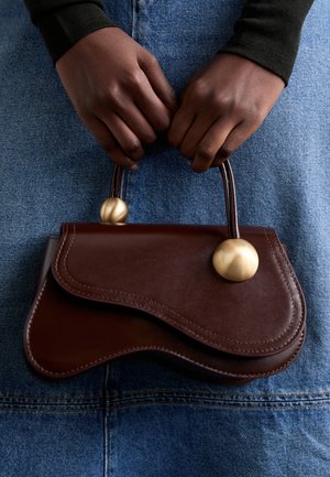 Cult Gaia KAZIA CROSSBODY - Olkalaukku - espresso