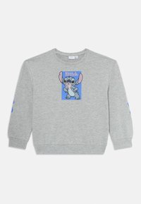 Világosszürke, hosszú ujjú pulóver, kék téglalappal, amelyen Stitch, a mesehős áll, kezét a csípőjén tartva, rózsaszín buborékfóliával a szájában.
