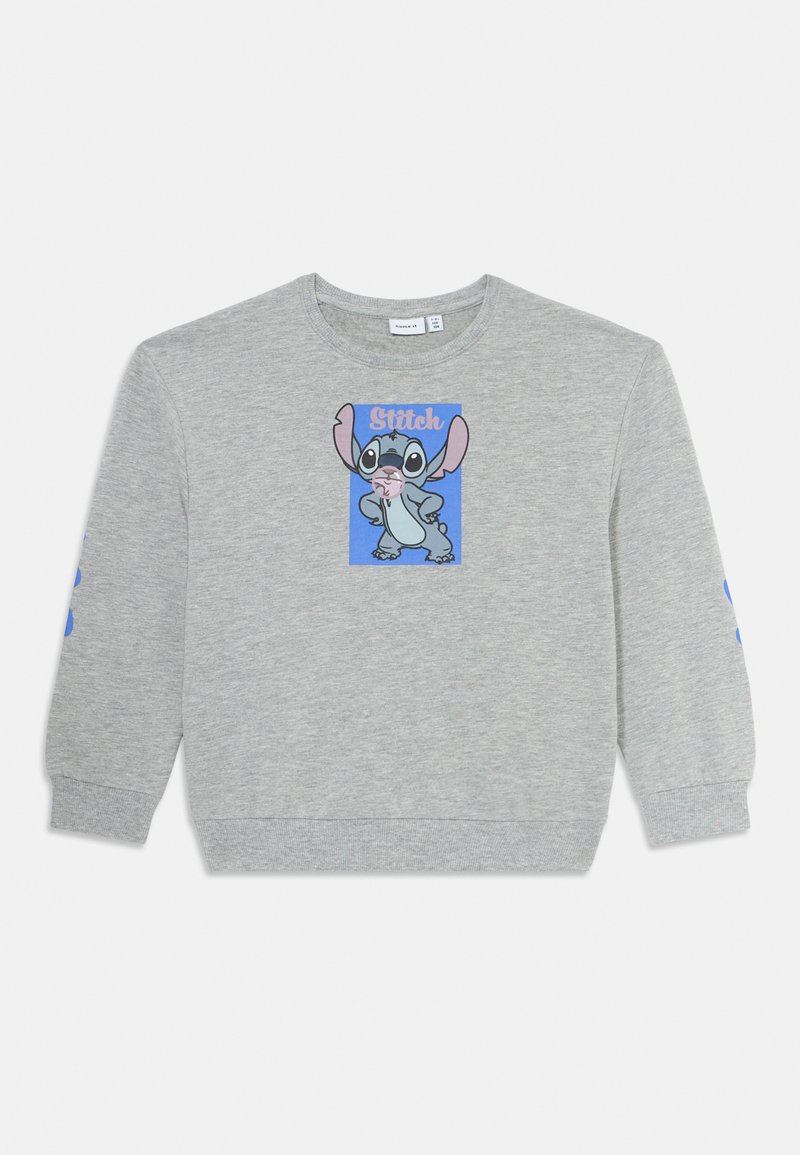 Világosszürke, hosszú ujjú pulóver, kék téglalappal, amelyen Stitch, a mesehős áll, kezét a csípőjén tartva, rózsaszín buborékfóliával a szájában.