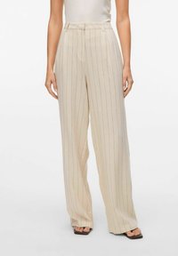 Pantaloni beige a righe sottili realizzati in tessuto morbido, con vita alta, gambe larghe e un design minimalista caratterizzato da sottili linee verticali.