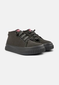 Sneaker in tessuto grigio scuro con finitura strutturata, punta rotonda e suola in gomma con bordo scanalato. I lacci e il logo sulla linguetta sono di colore rosso.