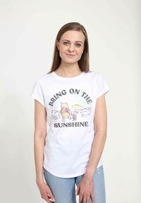 Hvid bomulds t-shirt med et grafisk design af en bjørn og en kanin, med teksten "BRING ON THE SUNSHINE" i sort. Korte ærmer.