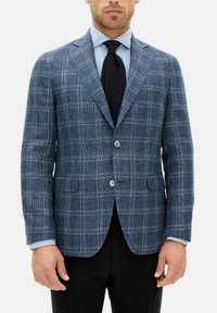 Blazer in Blau mit Karomuster aus strukturiertem Stoff; verfügt über einen Reverskragen, zwei Knöpfe, vordere Taschen und eine taillierte Passform über einem hellblauen Hemd.