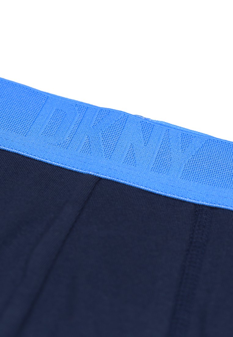 Granatowe bokserki z jasnoniebieskim elastycznym paskiem z teksturowanym nadrukiem 'DKNY'. Gładki materiał w dopasowanym kroju.