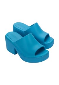 Sabots à plateforme ouverts turquoise avec une finition lisse et brillante, dotés d'un bout arrondi et d'une semelle texturée pour une meilleure adhérence.