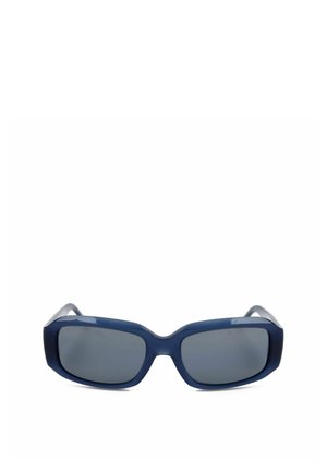 Occhiali da sole rettangolari blu scuro con montatura spessa e lenti scure su sfondo bianco.