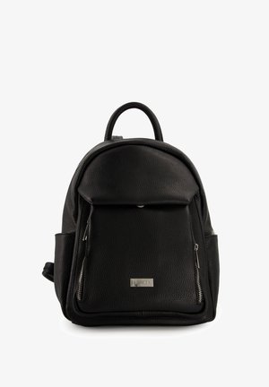 Zwarte leren rugzak met textuurafwerking, ronde vorm, voorzak met rits, en metalen logo-accent. Verstelbare banden voor gebruiksgemak.