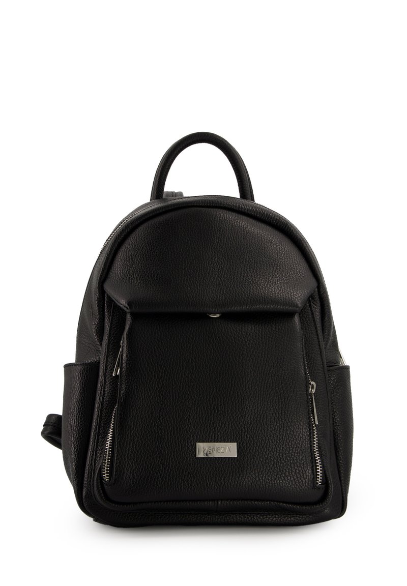 Schwarzer Leder-Rucksack mit texturiertem Finish, runder Form, vorderem Reißverschlussfach und Metall-Logo-Akzent. Verstellbare Träger für mehr Komfort.