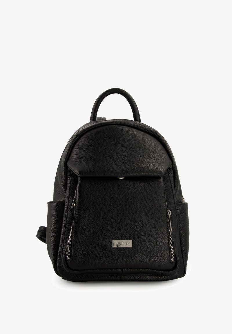 Schwarzer Leder-Rucksack mit texturiertem Finish, runder Form, vorderem Reißverschlussfach und Metall-Logo-Akzent. Verstellbare Träger für mehr Komfort.
