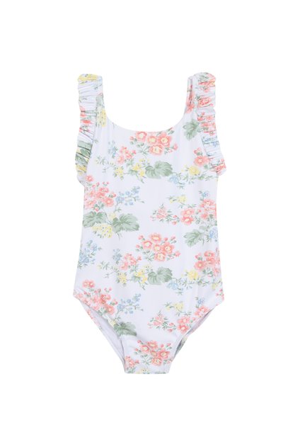 Maillot de bain une pièce fleuri avec des bretelles à volants. Fond blanc avec des motifs de fleurs roses, jaunes et bleues. Texture de tissu lisse.