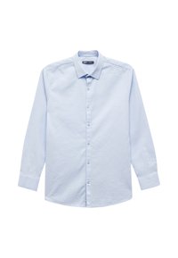 Camisa de botón de manga larga azul claro hecha de algodón. Presenta un cuello clásico, cierre frontal con botones y un acabado liso y texturizado.